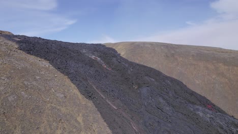 Magma-Solidificado-Violado-Y-Endurecido-En-Las-Colinas-De-Las-Montañas-Después-De-La-Erupción-Del-Volcán-Geldingadalir