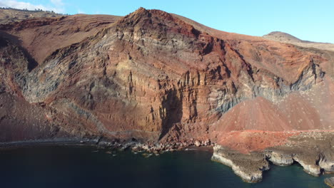 Weg-Von-Einem-Orange-Strukturierten-Berg-In-Einer-Sonnigen-Bucht-Cala-Tacoron,-Insel-El-Hierro