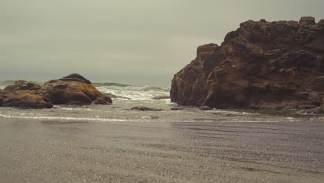 Wellen,-Die-Gegen-Felsen-Entlang-Der-Küste-Des-Bundesstaates-Washington-Schlagen