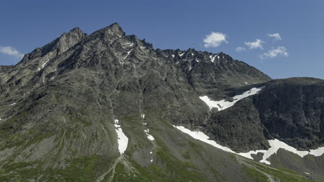 Lapso-De-Tiempo-De-Pequeñas-Nubes-Moviéndose-Sobre-Picos-Montañosos-Escarpados-Y-Rocosos-En-La-Soleada-Noruega