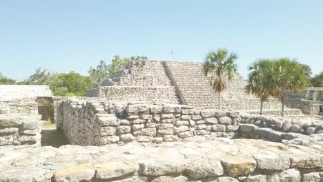 Mayan-ruins-on-a-hot-day
