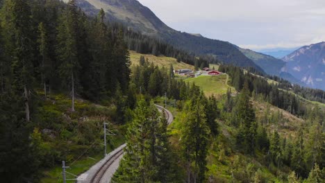 Antena:-Pequeño-Tren-De-Montaña-En-La-Región-De-Jungfraujoch-3