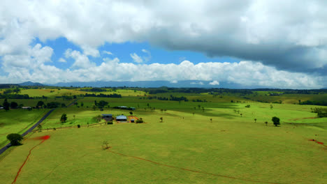 Grüne-Felder-Und-Bewölkter-Blauer-Himmel-In-Atherton-Tablelands,-Queensland,-Australien---Drohnenaufnahme-Aus-Der-Luft