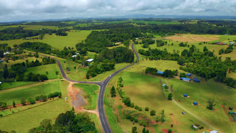 Hiperlapso-De-Vehículos-Que-Viajan-Por-Carreteras-Rurales-En-La-Región-De-Las-Mesetas-De-Atherton,-Queensland,-Australia---Antena