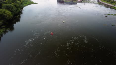 Toma-De-Drones-De-Dos-Kayaks-En-El-Río,-La-Gente-Está-Haciendo-Kayak