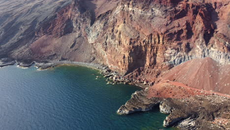 Luftaufnahme-Der-Küste,-Die-Nach-Vulkanischer-Aktivität-Aus-Ockerfarbenen-Felsen-Auf-Der-Insel-El-Hierro-In-Der-Cala-Tacoron-Bay-Gebildet-Wurde