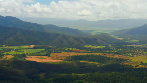 Stunning-Panoramic-View-Of-Fields-And-Mountains-In-Atherton-Tablelands,-Queensland,-Australia