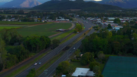 Luftaufnahme-Des-Verkehrs-Am-Bruce-Highway-In-Cairns,-Queensland,-Australien-Bei-Sonnenuntergang