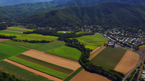 Coloridos-Campos-Agrícolas-Y-Vegetación-En-Cairns,-Queensland,-Australia---Toma-Aérea-De-Drones