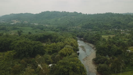 Rio-en-la-zona-del-choco-ecuatoriano,-los-bosques-nubosos-Ecuatorianos