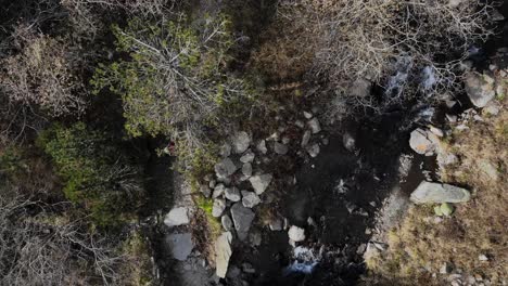 Luftaufnahme:-Zenitalaufnahme-Eines-Flusses-Und-Eines-Weges-Mit-Zwei-Wanderern-In-Den-Bergen
