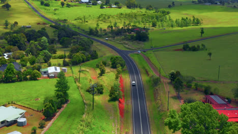 Camino-Rural-Escénico-Con-Vehículos-Que-Viajan-En-Las-Mesetas-De-Atherton,-Queensland,-Australia---Hiperlapso