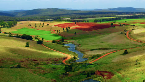 Vista-Aérea-Sobre-Coloridos-Campos-Y-Arroyos-En-Atherton-Tablelands,-Queensland,-Australia---Disparo-De-Drones