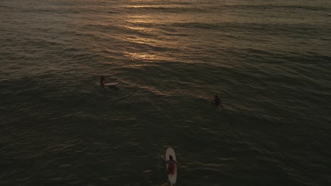 Surfen-Bei-Sonnenuntergang-Am-Strand-Von-Karon-In-Thailand