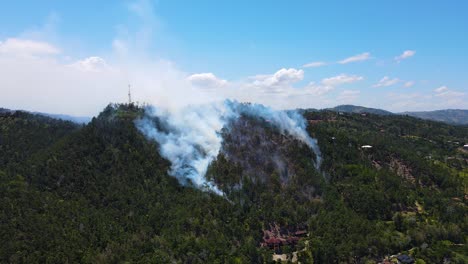 Feuer-In-Den-Bergen,-Menschliche-Zerstörung-Von-Wildtieren-Und-Natur,-Brennende-Berge-Und-Luftverschmutzung