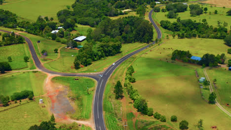 Conducción-De-Vehículos-En-La-Carretera-Rural-Entre-Campos-Verdes-En-Las-Mesetas-De-Atherton,-Queensland,-Australia---Hiperlapso