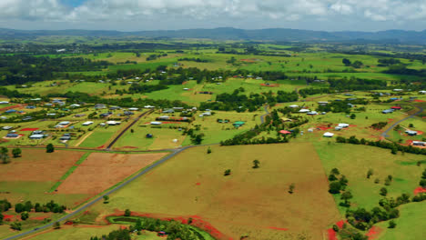 Weite-Grüne-Felder-Gegen-Bewölkten-Himmel-In-Atherton-Tablelands,-Queensland,-Australien---Luftaufnahme
