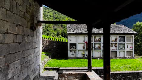 Pequeña-Iglesia-En-Los-Pirineos-Con-Un-Cementerio-Rural