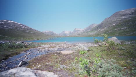 Paisaje-Montañoso-Escénico-En-El-Condado-De-Møre-Og-Romsdal,-Noruega-Durante-El-Día---Plano-General