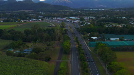Carretera-Escénica-Con-Montañas-En-El-Fondo-En-Cairns,-Queensland,-Australia---Toma-Aérea-De-Drones