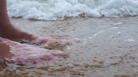 Una-Mujer-Descalza-Enfría-Sus-Pies-En-El-Agua-De-Mar-De-La-Marea-Baja-En-Hong-Kong