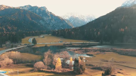Malerischer-See,-Berge-Und-Wald-Im-Herbst-In-Podkoren,-Slowenien