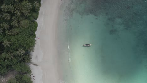 Bird-view-on-freedom-beach-in-thailand-with-crusing-boat