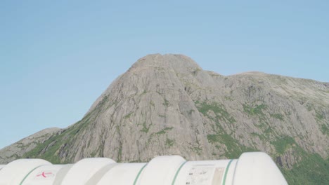 Montaña-Escarpada-Contra-El-Cielo-Azul-En-La-Costa-De-Helgeland-En-El-Condado-De-Nordland,-Norte-De-Noruega