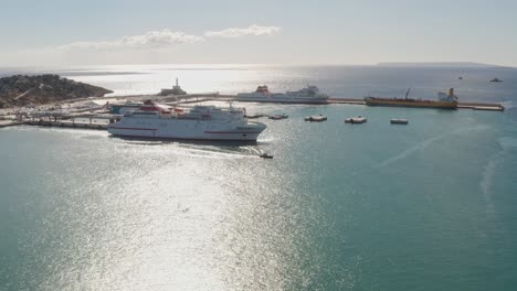 Ibiza,-Spanien---Große-Fähre,-Die-Hafen-Mit-Tourist-Im-Hafen-Verlässt