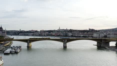 Aéreo---Volando-Debajo-Del-Puente-Margaret-En-El-Río-Danubio,-Budapest,-Hungría,-Adelante