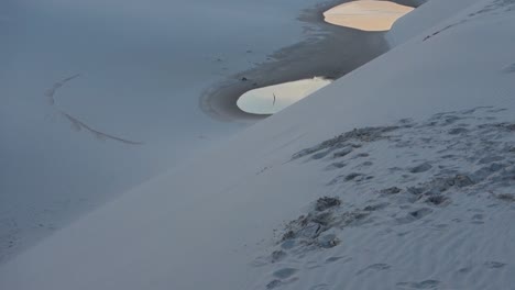 Weite-Weiße-Sanddünenlandschaft-Im-Lencois-Maranhenses-Nationalpark-In-Maranhao,-Brasilien-Bei-Sonnenuntergang