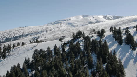 Tiro-De-Drone-De-Pico-Nevado-Y-Pista-De-Esquí-En-Malyovitsa-En-Bulgaria