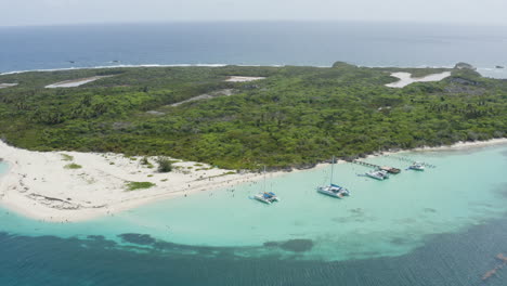 AERIAL---Turquoise-waters-and-beaches,-horizon,-Cayo-Icacos,-Puerto-Rico,-forward