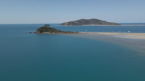 Coral-Sea-Blue-Waters-With-Langford-Island-And-Hayman-Islands-at-Whitsunday-In-QLD,-Australia