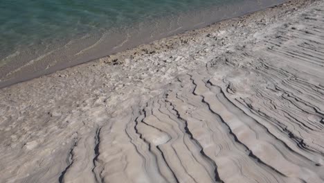 Weiße-Sanddünen-Mit-Unberührtem-Lagunenwasser-Enthüllt