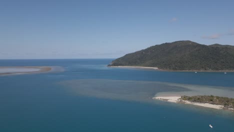 Panorama-Des-Ruhigen-Blauen-Meeres-Und-Der-Whitsunday-Inseln-In-Queensland,-Australien