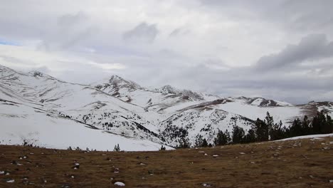 Zeitraffer-Einer-Schneebedeckten-Bergkette-Mit-Vorbeiziehenden-Wolken