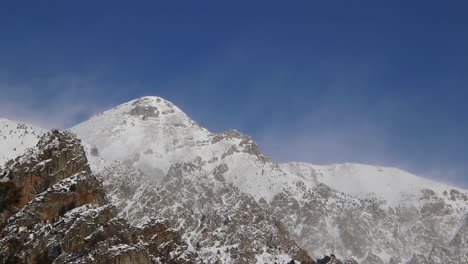 Zeitraffer:-Wind-Weht-In-Schneebedeckten-Hochgebirgen
