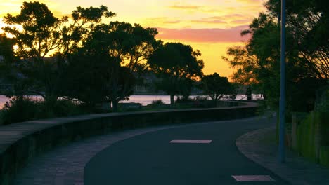 Camino-Vacío-En-El-Parque-Al-Atardecer-Durante-La-Propagación-De-La-Pandemia-De-Covid-19-En-Sydney,-Australia
