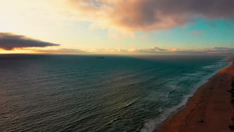Meer-Und-Strand-Bei-Sonnenuntergang.---Antenne