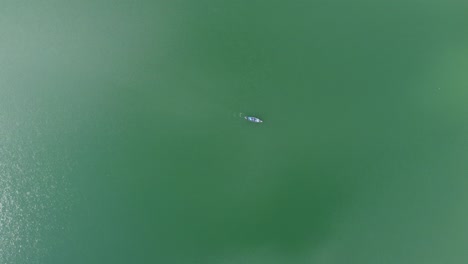 Luftaufnahme-Eines-Fischerbootes-In-Einem-Türkisfarbenen-See-Oder-Meer