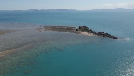 Kristallklares-Wasser-Des-Blauen-Meeres-Mit-Felsiger-Vogelinsel---Seelandschaft-Auf-Whitsunday-Island-In-Qld,-Australien
