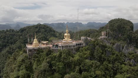 Gran-Buda-De-Oro-En-La-Colina-En-Tailandia