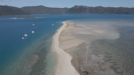 Langford-Island-Famous-Sand-Spit-With-Pleasure-Boats-At-Summer---Whitsunday-Islands-In-QLD,-Australia
