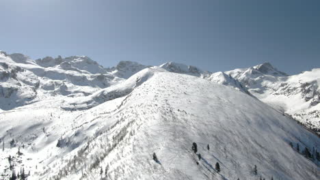 Drohnenaufnahme-Des-Schneebedeckten-Gipfels-Und-Der-Skipiste-In-Malyovitsa-In-Bulgarien