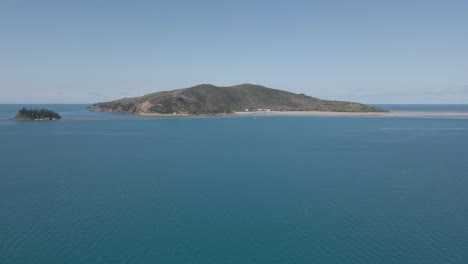 Isla-Arkhurst-Cerca-De-La-Isla-Hayman---Océano-Azul-En-Las-Islas-Whitsunday-En-Queensland,-Australia