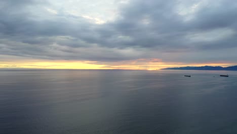Ruhige-Seelandschaft-Mit-Sonnenuntergangsfarbe-Am-Horizont