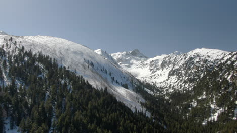 Drohnenaufnahme-Des-Schneebedeckten-Gipfels-Und-Der-Skipiste-In-Malyovitsa-In-Bulgarien