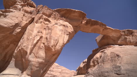 Arco-De-Arenisca,-Maravilla-Natural-De-Wadi-Rum,-Jordania,-Panorama-De-ángulo-Bajo