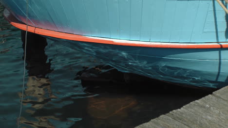 Wasser,-Das-Die-Sonne-Auf-Der-Rückseite-Eines-Hölzernen-Historischen-Alten-Holländischen-Segelboots-Reflektiert,-Das-Im-Hafen-Liegt